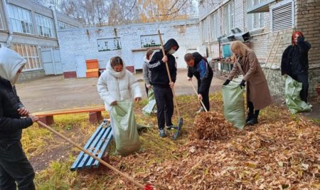  Студенты Нижнекамского индустриального техникума продолжают вести работы на территориях прилегающих к техникуму. Они собирают мусор и опавшую листву.  #ГАПОУ_НИТ