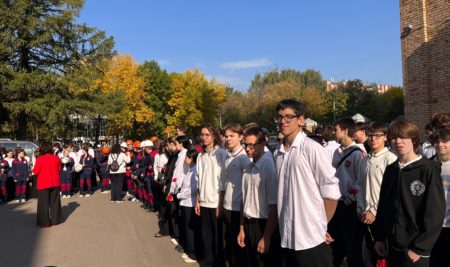 В день празднования 60-летия нашего любимого города, студенты 1 курса группы №486 под руководством куратора, советника директора по воспитанию и взаимодействию с ДОО Вахрушевой Л.В. стали участниками значимого для города события — открытие мемориальной доски, посвященной первостроителю, Почетному гражданину города Нижнекамска, Валиуллину Кариму Хамидулловичу. Советники директоров по воспитанию Республики Татарстан принимают активное участие в Проектах ПФО: Олимпиада «IQ ПФО», Фестиваль «ВЕРНУТЬ ДЕТСТВО», проект ПФО «Герои Отечества», «Гвардеец» ПФО мероприятиях Российского общества «Знание», федерального проекта «Навигаторы детства» реализуемого при поддержке Министерства просвещения Российской Федерации