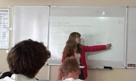 Начиная с 2023 года 30 сентября в России отмечается День воссоединения Донецкой Народной Республики, Луганской Народной Республики, Запорожской области и Херсонской области с Российской Федерацией. Советник директора по воспитанию и взаимодействию с ДОО Вахрушева Л.В. в совместном формате с Российским обществом «Знание» провела для студентов 1 курса лекцию  Возвращение в состав России: сила единства».    #Минпросвещения #Росдетцентр #НавигаторыДетства #НавигаторыДетстваСПО #НавигаторыДетства16 #КомандаВоспитанияРТ #ДеньВоссоединенияНД #ВекторДружбы
